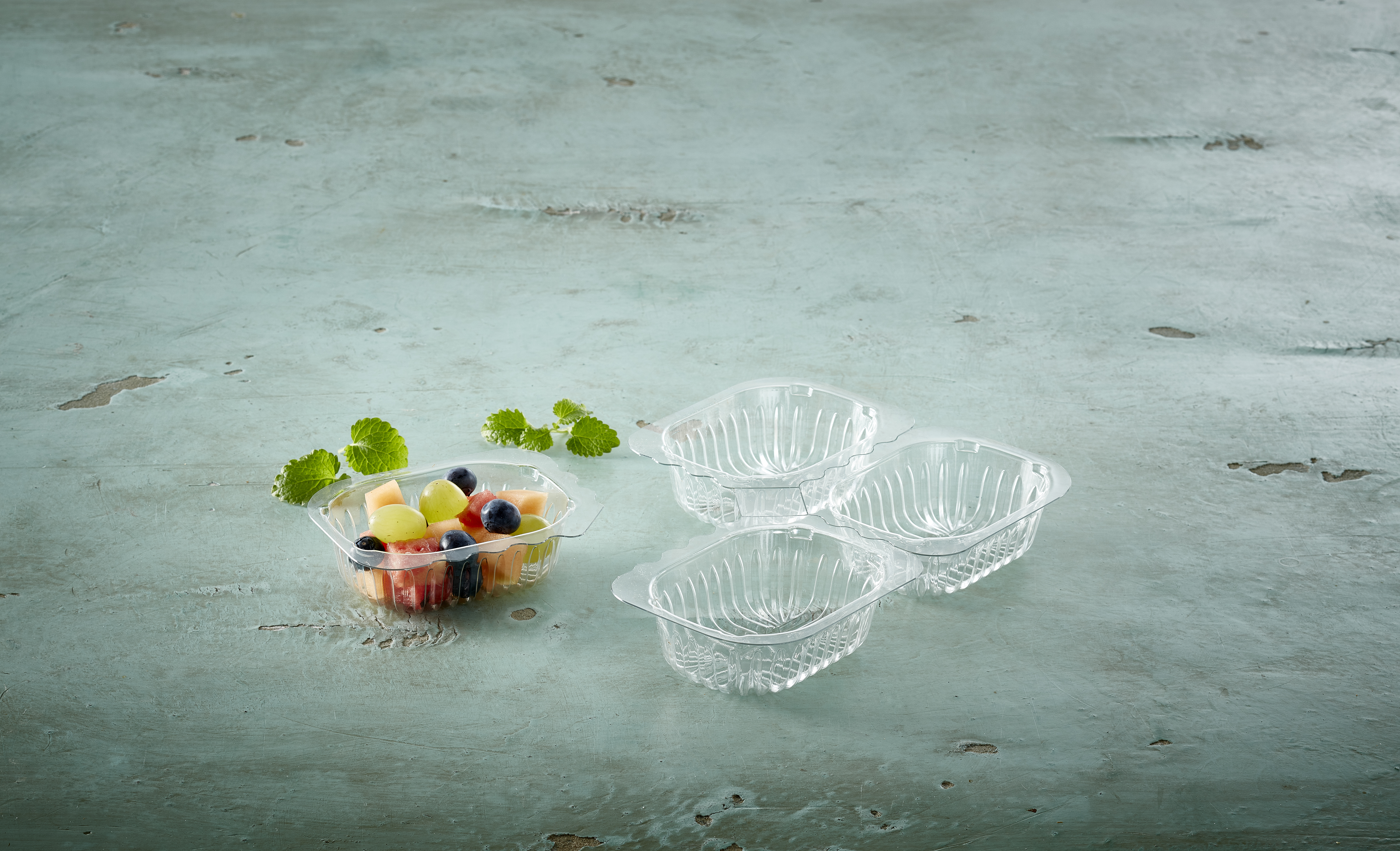 Transparent Snap Pack trays with fruits